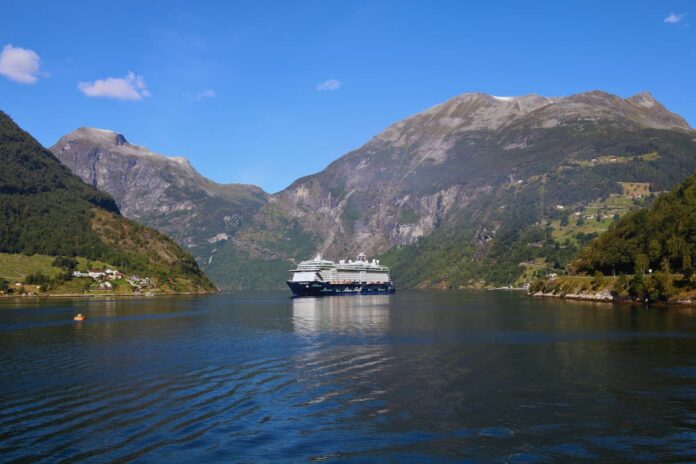un vas de croaziera navigand intr-un fiord norvegian